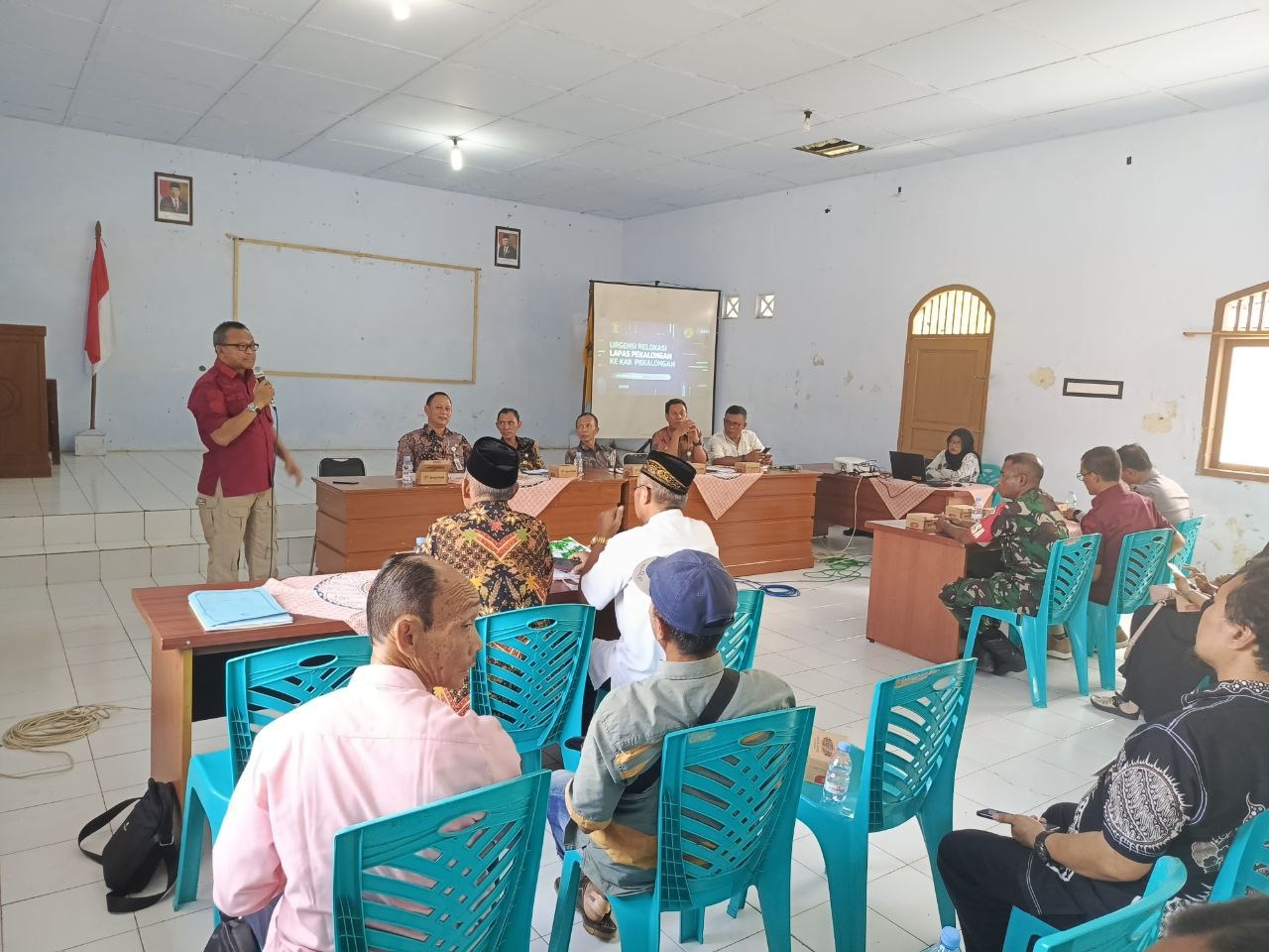 RELOKASI LAPAS: Kepala Lapas Pekalongan Asih Widodo saat sosialisasi tentang rencana relokasi lapas, di Desa Larikan, Kecamatan Doro, Kamis (18/1/2024).
