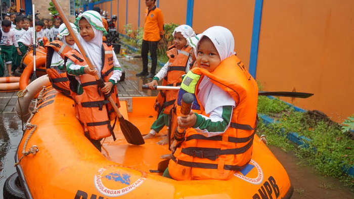 PELATIHAN : Anak-anak yang sekolah di Kota Pekalongan, saat dikenalkan evakuasi saat banjir melanda, di halaman BPBD Kota Pekalongan, Senin (29/1/2024).