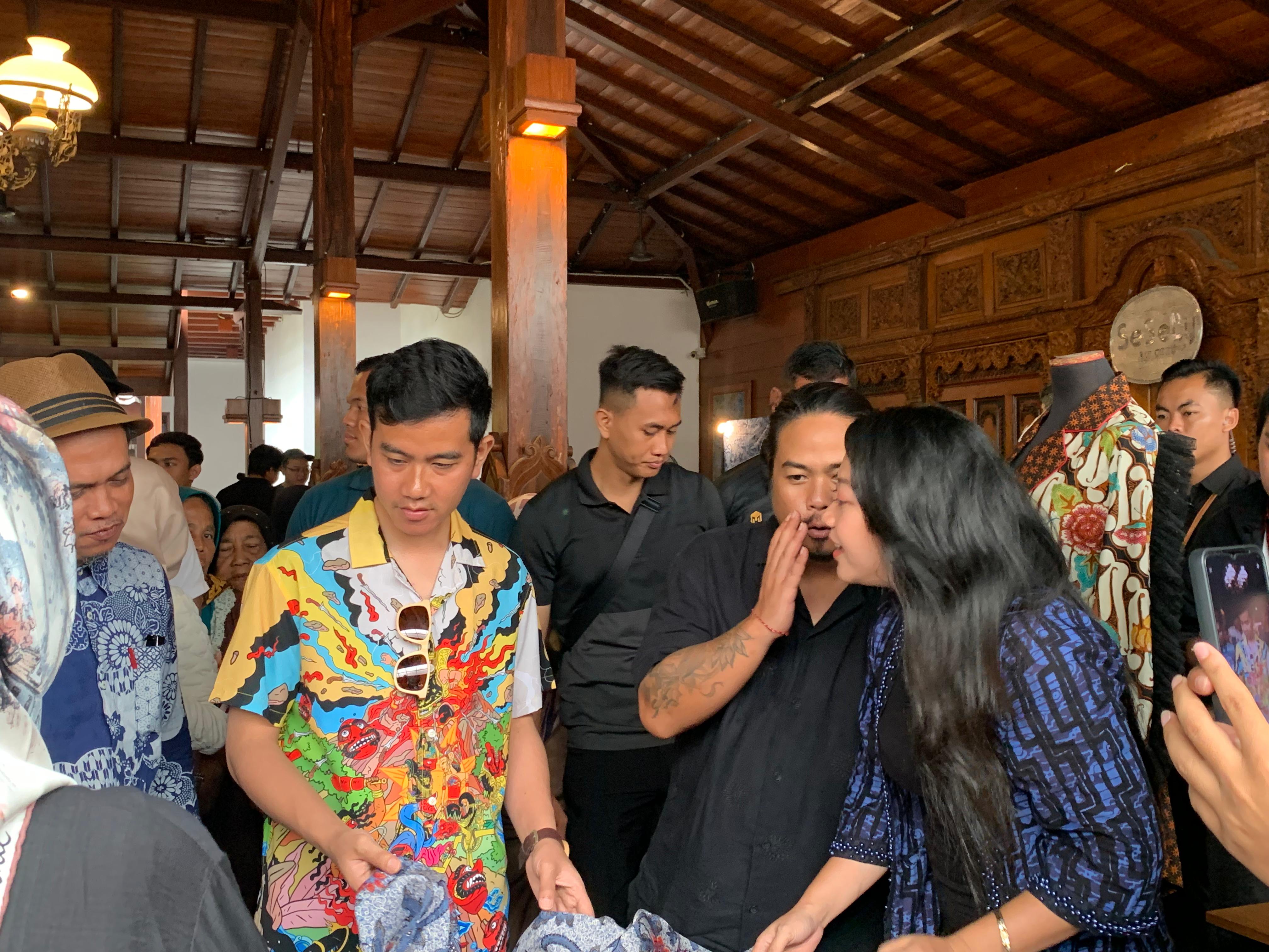 KUNJUNGAN CAWAPRES : Gibran Rakabuming Raka, Cawapres noMOR URUT 2 saat mengunjungi DP Terrace di&nbsp;Kota&nbsp;Pekalongan untuk bertemu dengan para pelaku UMKM.