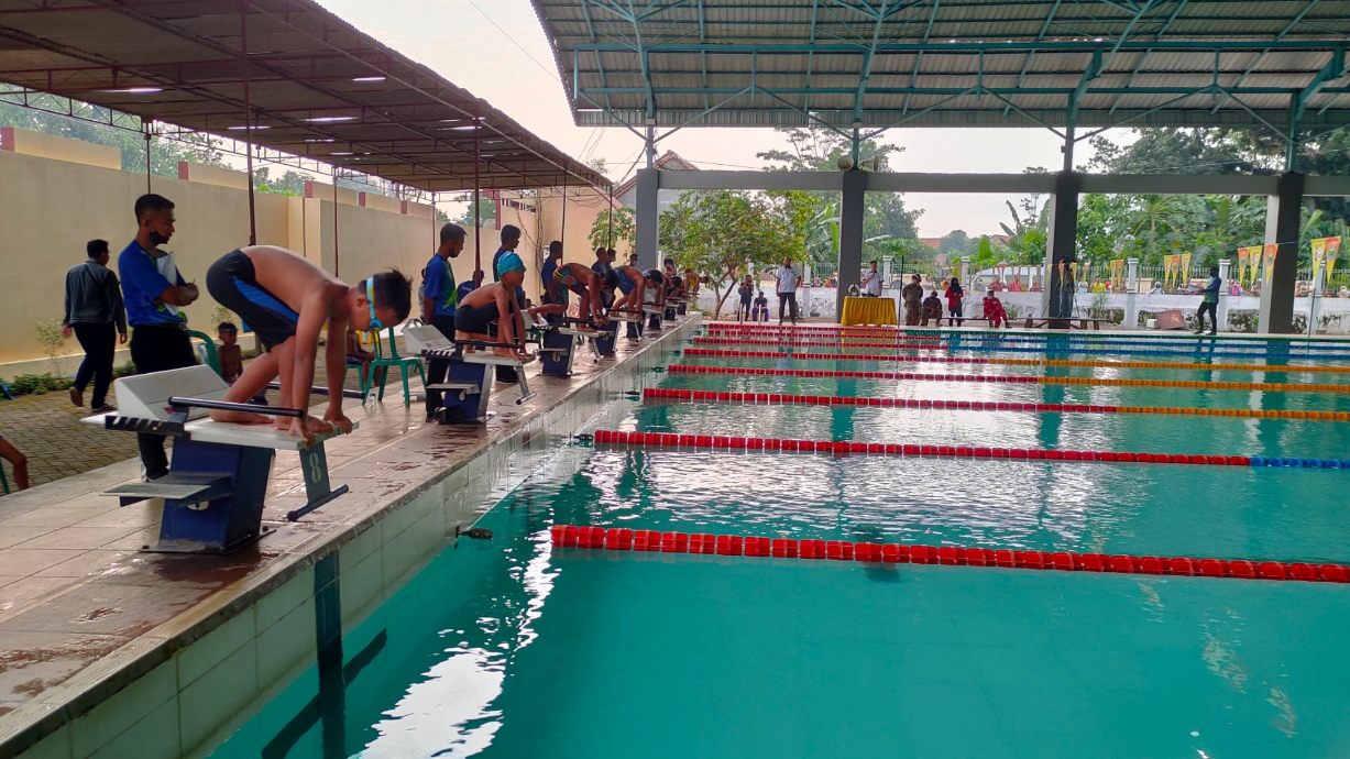 BERTANDING: Para atlet sedang berlomba di kolam renang THR Kramat sebelum atapnya ambruk diterjang puting beliung. (Riyan Fadli/Jawa Pos Metro Pekalongan)