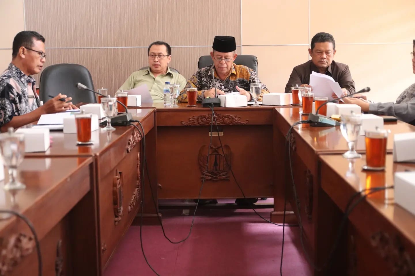 RAPAT: Ketua Komisi IV DPRD Kabupaten Pekalongan Abdul Munir (tengah) bersama anggotanya dalam suatu rapat kerja.