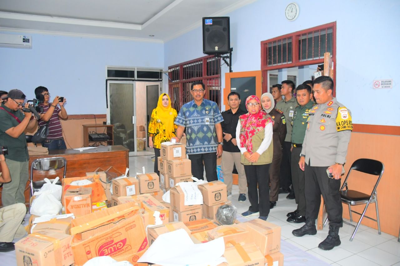 PERSIAPAN PEMILU: Pj Gubernur Jateng Nana Sudjana bersama Bupati Pekalongan Fadia Arafiq saat mengecek logistik Pemilu 2024 di Kantor KPU Kabupaten Pekalongan, Selasa (30/1/2024).