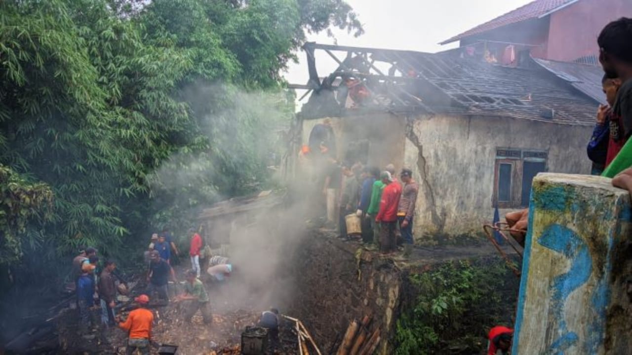 KEBAKARAN: Suasana di lokasi kebakaran usai api mulai berhasil dipadamkan oleh warga, Minggu 28 Januari 2024
