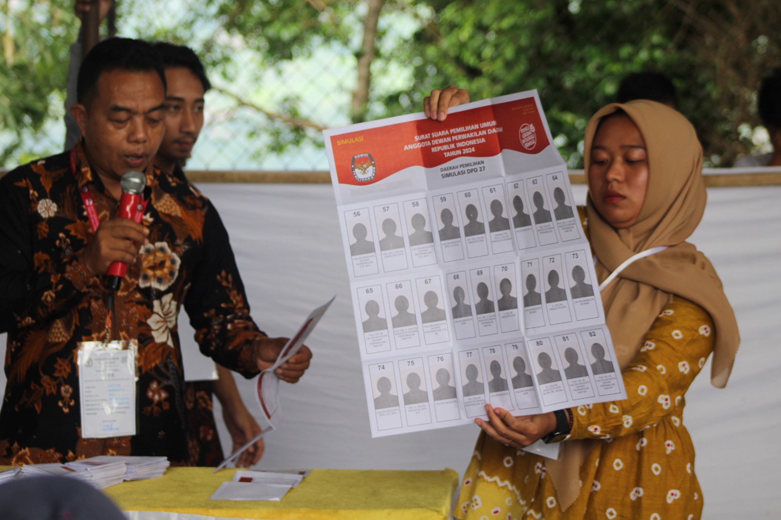 SIMULASI: Suasana simulasi penghitungan suara di TPS 001, Desa Paninggaran, Kecamatan Paninggaran, Kabupaten Pekalongan.