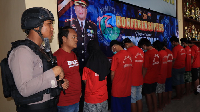 DITANGKAP : Salah satu Perempuan tersangka bandar narkoba yang ditangkap oleh Sat Nakroba Polres Pekalongan Kota,Rabu (31/1/2024).