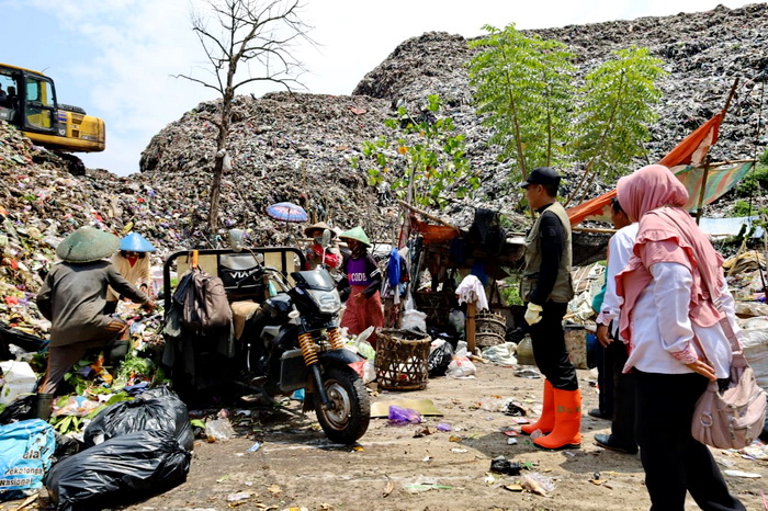 PENUH : Kondisi TPA Degayu Kota Pekalongan sudah overload sampah.