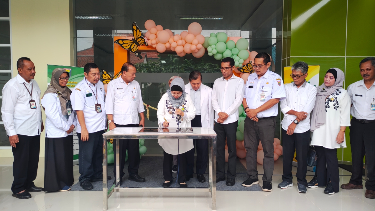 RAMPUNG: Pj Bupati Batang Lani Dwi Rejeki resmikan Labkesda Senilai Rp 3,6 Miliar. (Riyan Fadli/Jawa Pos Metro Pekalongan)