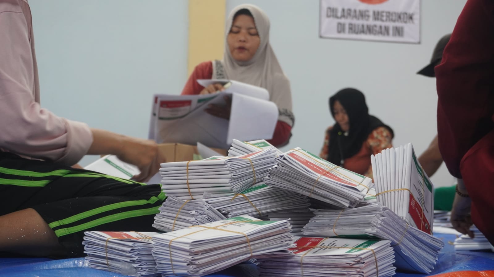PELIPATAN: Proses pelipatan kertas suara yang dilakukan KPU Batang di gudang logistik. (istimewa)