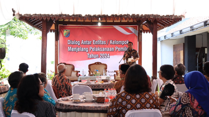 MOTIVASI : Walikota Pekalongan, HA Afzan Arslan Djunaid saat membuka Dialog Antar Entitas/Kelompok Menjelang Pelaksanaan Pemilu 2024 .