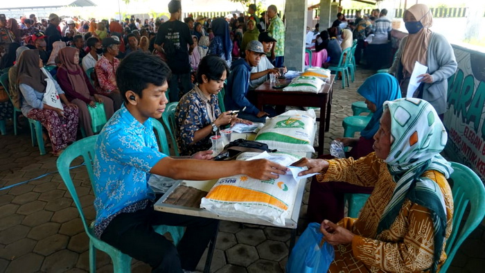 ANTRI : Warga Kecamatan Pekalongan Barat saat anti mengambil beras bantuan CBP di halaman kantor Kecamatan, pada Kamis 1 Februari 2024.