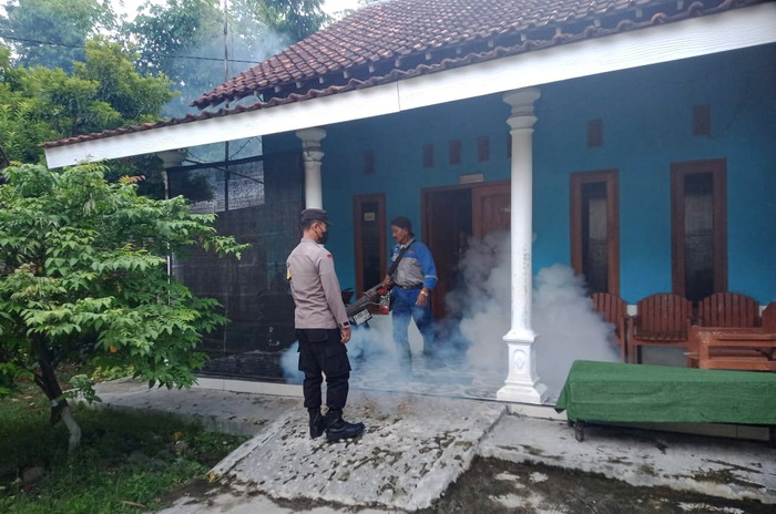 PENGASAPAN :  Dukuh Keboijo Kelurahan Petarukan Pemalang saat diasapi oleh Dinkes setempat, untuk cebah DBD, pada Jumat (2/2/2024)