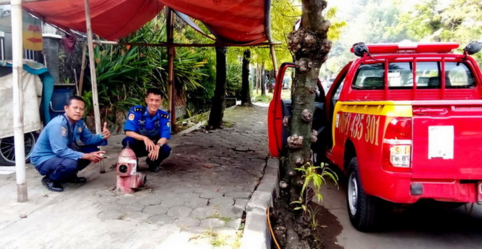 PERIKSA: Tim Satpol P3KP saat mengecek salah satu hidran di wilayah setempat yang rusak beberapa waktu kemarin.