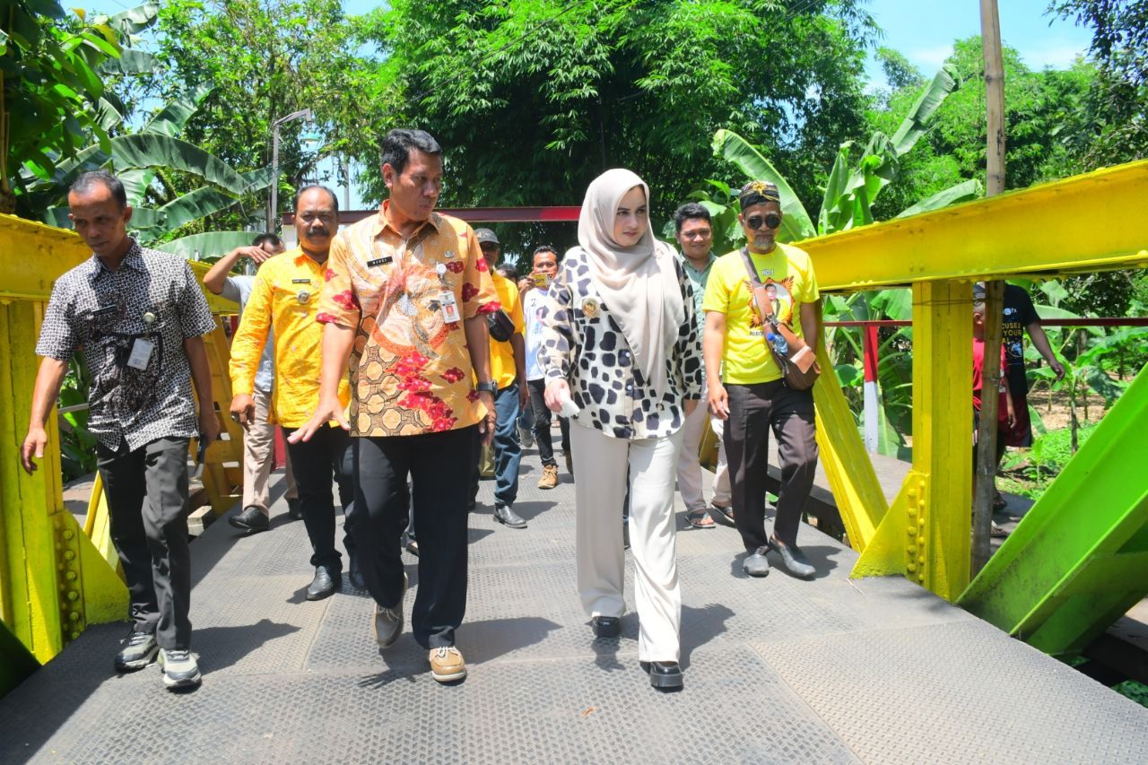 HASIL PERJUANGAN PANJANG: Bupati Pekalongan Fadia Arafiq saat meresmikan dan mengecek hasil perbaikan Jembatan Kalijambe, Kecamatan Sragi, Kamis (1/2/2024).