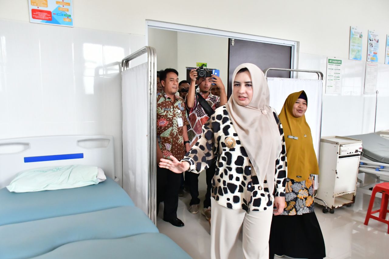 GEDUNG BARU: Bupati Pekalongan Fadia Arafiq saat meresmikan dan meninjau salah satu ruang pelayanan di gedung baru Puskesmas Kesesi I, Kamis (1/2/2024).
