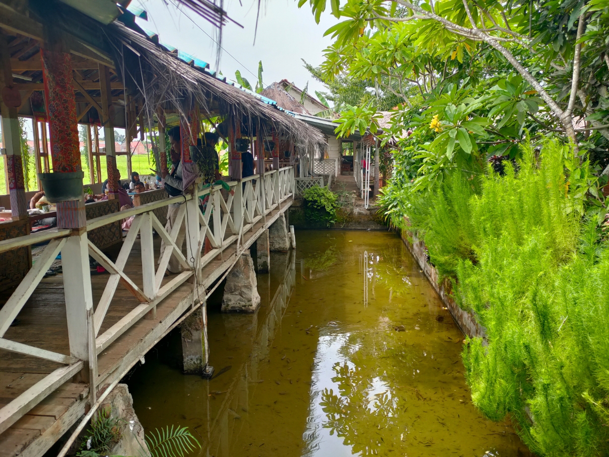 JADUL: Suasana pedesaan Warung Kang Cepot di Kota Batang. (Riyan Fadli Jawa Pos Metro Pekalongan)