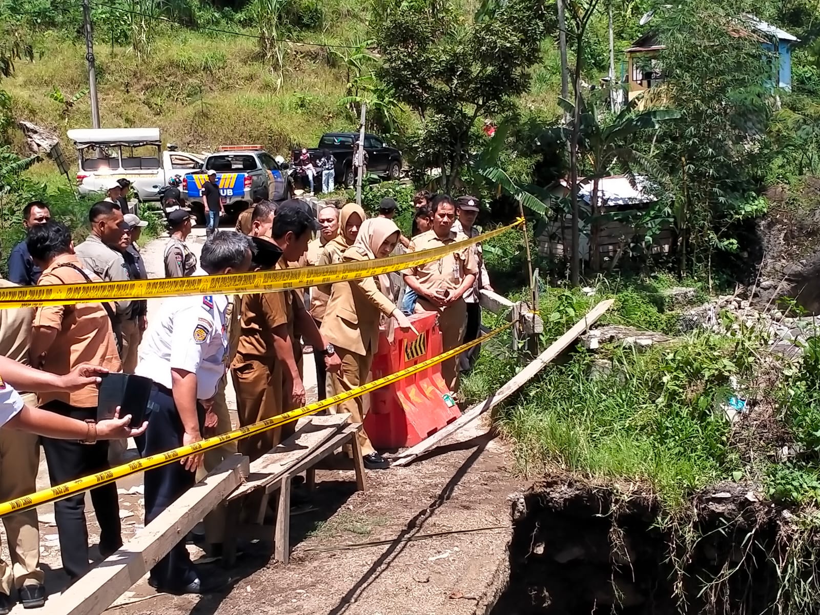 TINJAU LOKASI: Bupati Pekalongan Fadia Arafiq saat meninjau jembatan Kali Keruh, Kecamatan Kandangserang, Senin (5/2/2024).