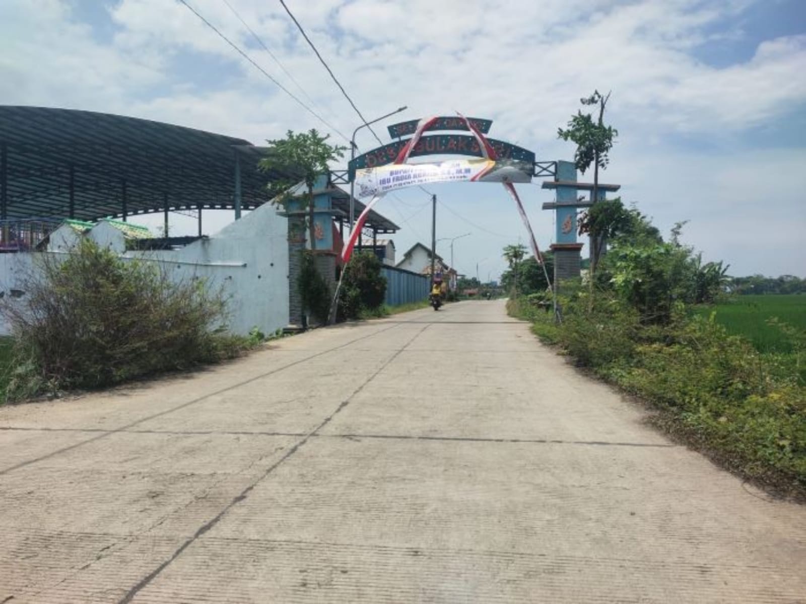 MULUS: Kondisi jalan di pintu masuk Desa Bulaksari, Kecamatan Sragi, Kabupaten Pekalongan sekarang setelah diperbaiki.