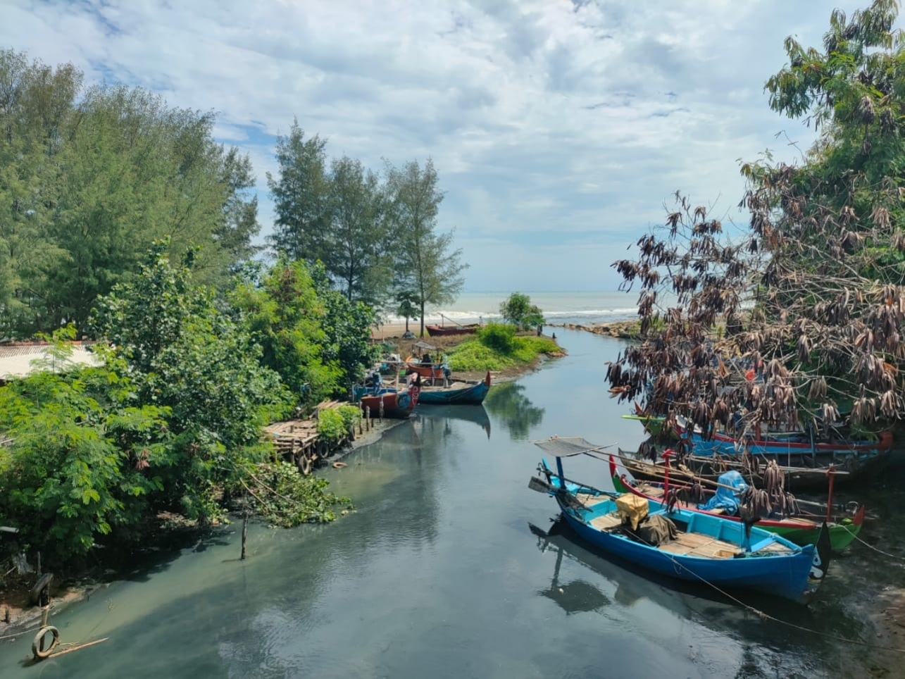 TERCEMAR: Kondisi muara Kali Sono di perbatasan Pantai Sigandu dengan&nbsp; Ujungngoro. (Riyan Fadli/Jawa Pos Metro Pekalongan)