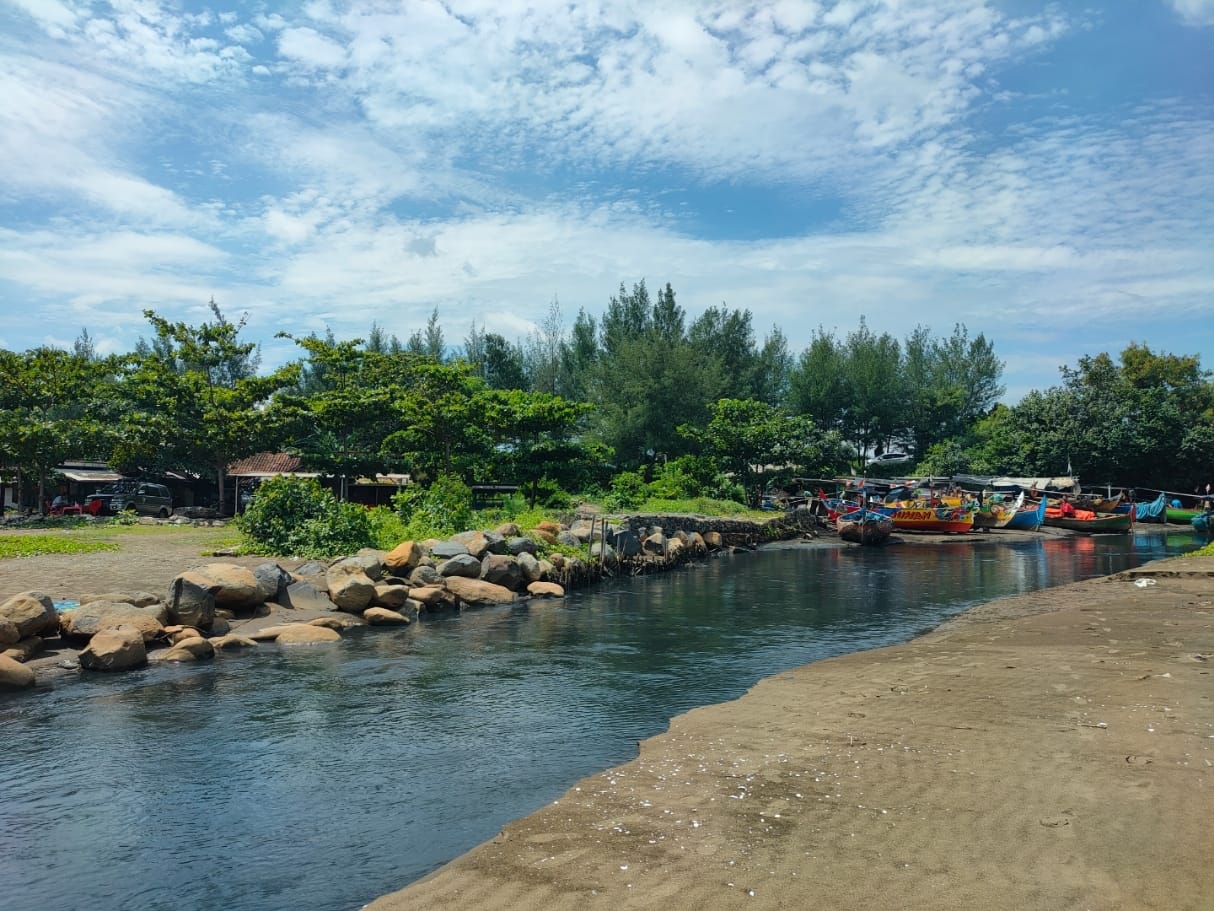 TERCEMAR: Kondisi muara Kali Sono di perbatasan Pantai Sigandu dengan&nbsp; Ujungngoro. (Riyan Fadli/Jawa Pos Metro Pekalongan)