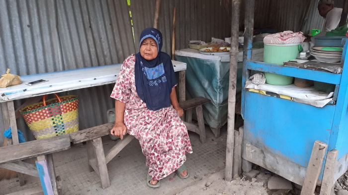 KERJA: Nenek Fatimah,66, saat jualan soto di dekat bantara rel di Bendankergon Kota Pekalongan.