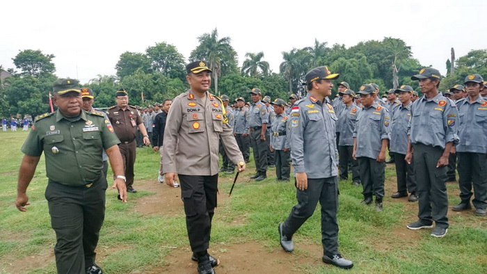 CEK PASUKAN &ndash; Forkopimda saat mengecek pasukan Satlinmas saat apel BKO di Lapangan Mataram Kota Pekalongan, Selasa (6/1/2024).