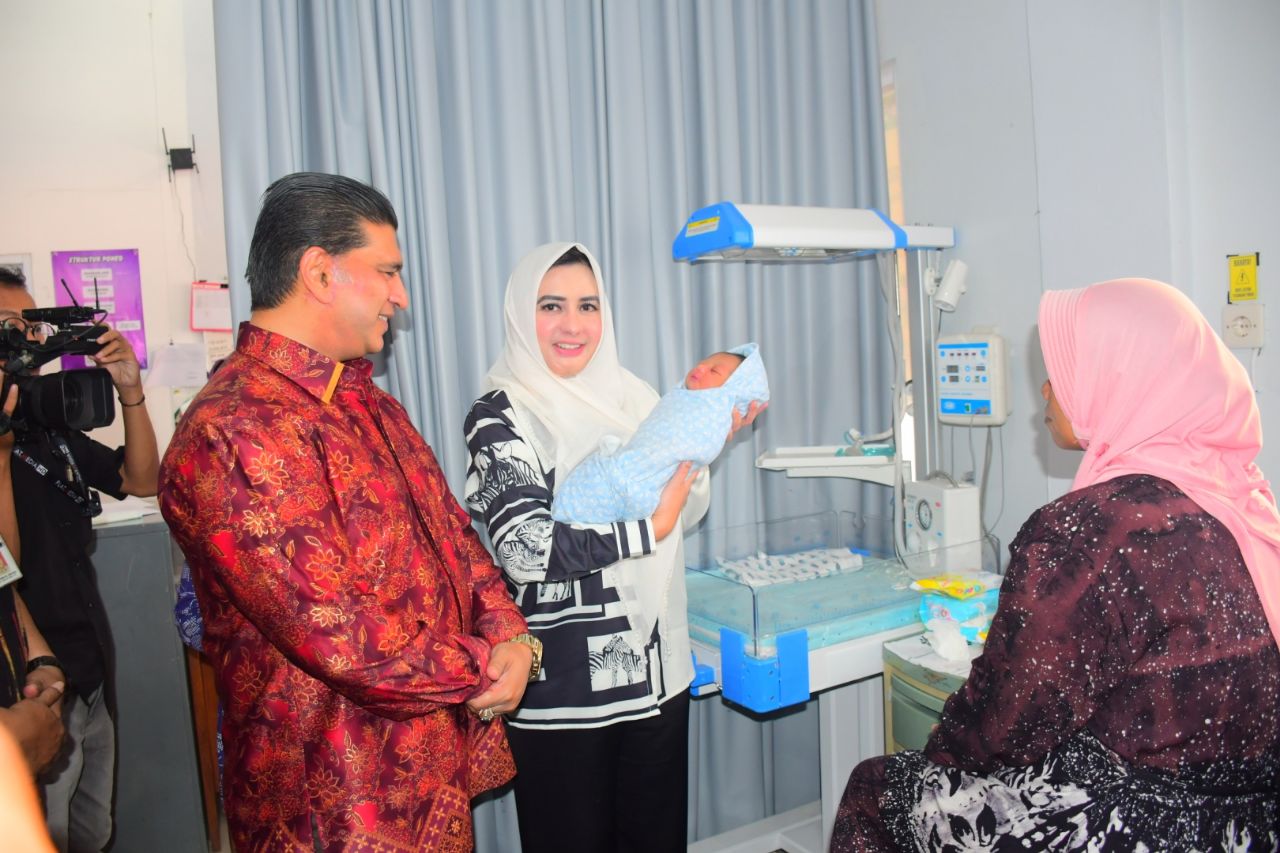 KESEHATAN: Bupati Pekalongan Fadia Arafiq saat meninjau pelayanan ruang bersalin di gedung baru Puskesmas Karangdadap, Selasa (6/2/2024).