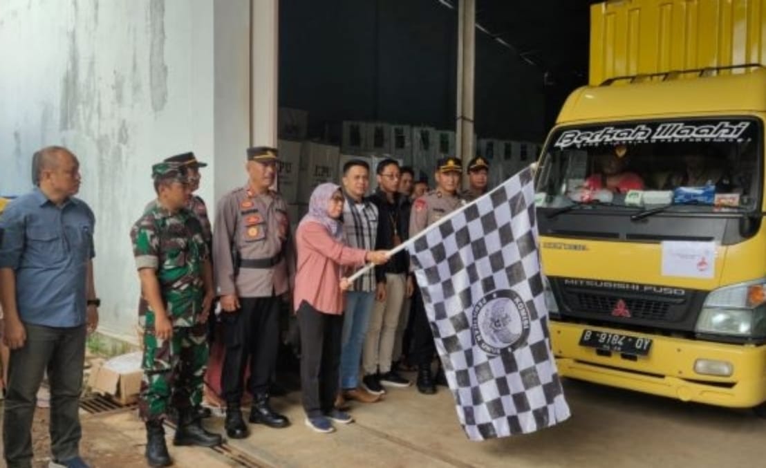 JELANG PEMILU: Ketua KPU Kabupaten Pekalongan Laelatul Izzah saat melepas pemberangkatan pengiriman logistik Pemilu 2024 tahap pertama, Selasa (6/2/2024).