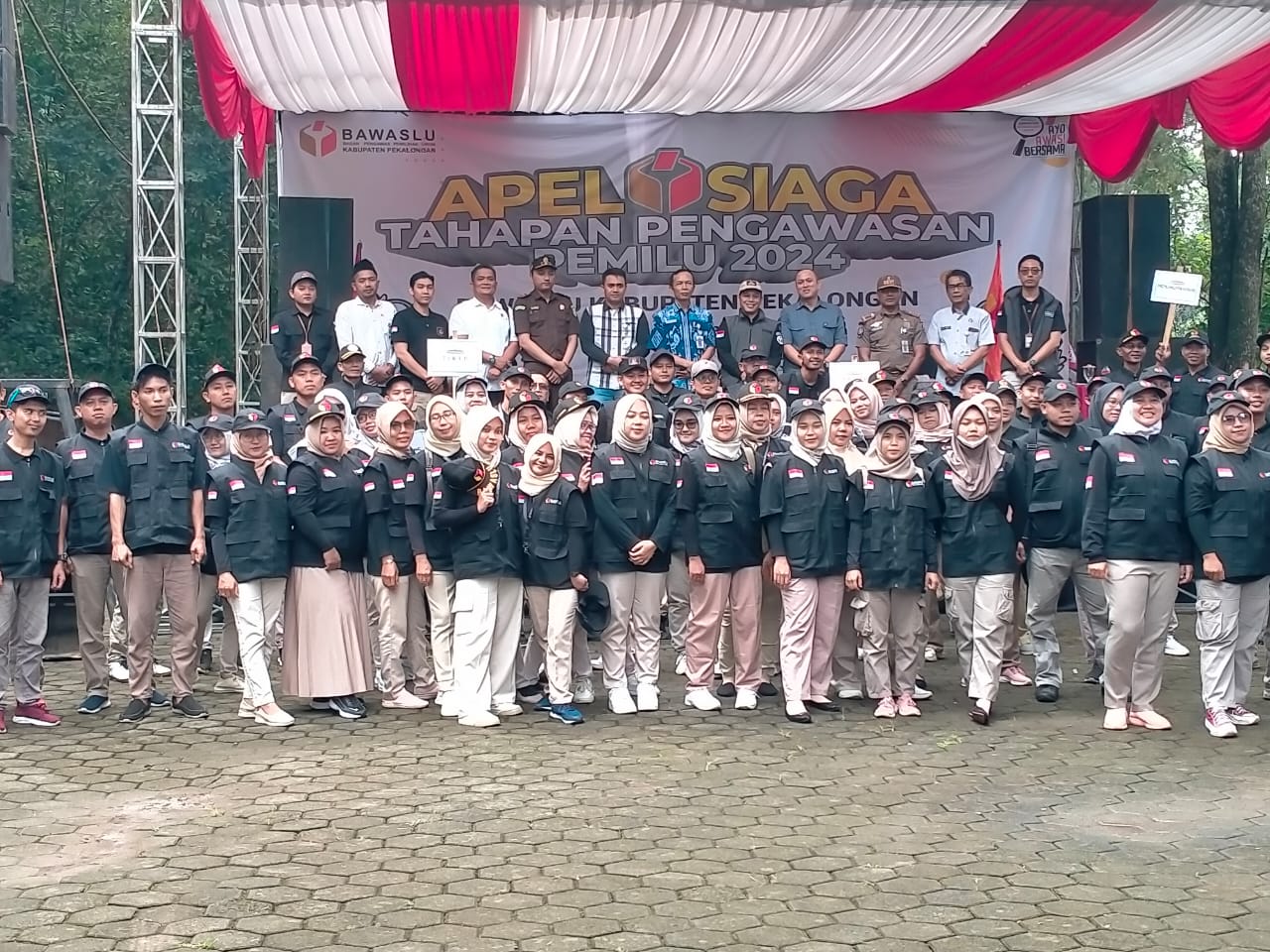 APEL SIAGA: Bawaslu Kabupaten Pekalongan saat melaksanakan Apel Siaga Tahapan Pengawasan Pemilu 2024 di Linggoasri, Kecamatan Kajen, Selasa (6/2/2024).