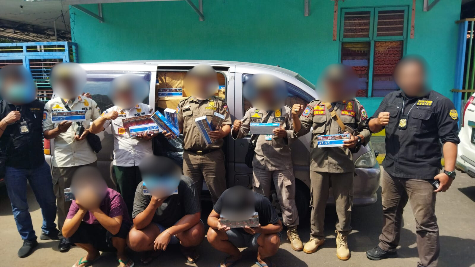 AMANKAN PELAKU : Satpol-PP bersama Bea Cukai Tegal mengamankan rokok dan pelaku penyelundup rokok ilegal.