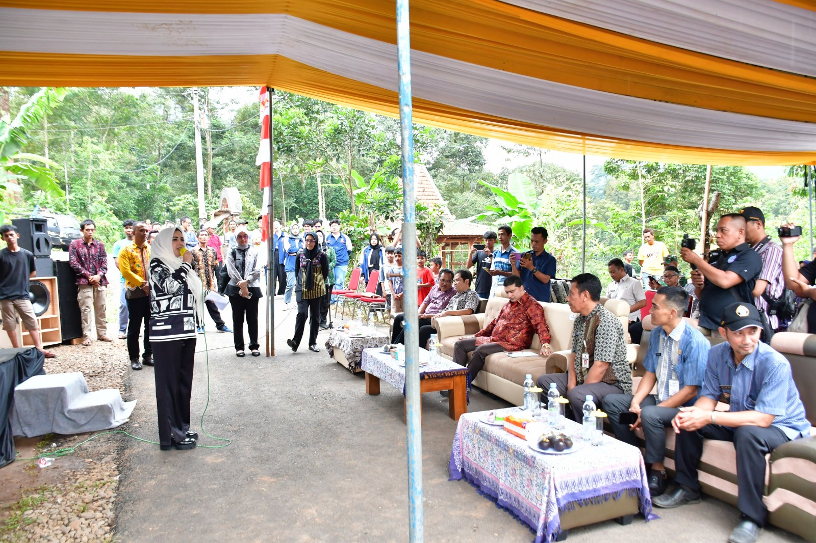 RESMI: Bupati Pekalongan Fadia Arafiq saat meresmikan ruas jalan Timbangsari-Songgodadi dan Lolong-Mendolo, pada Selasa (6/2/2024).