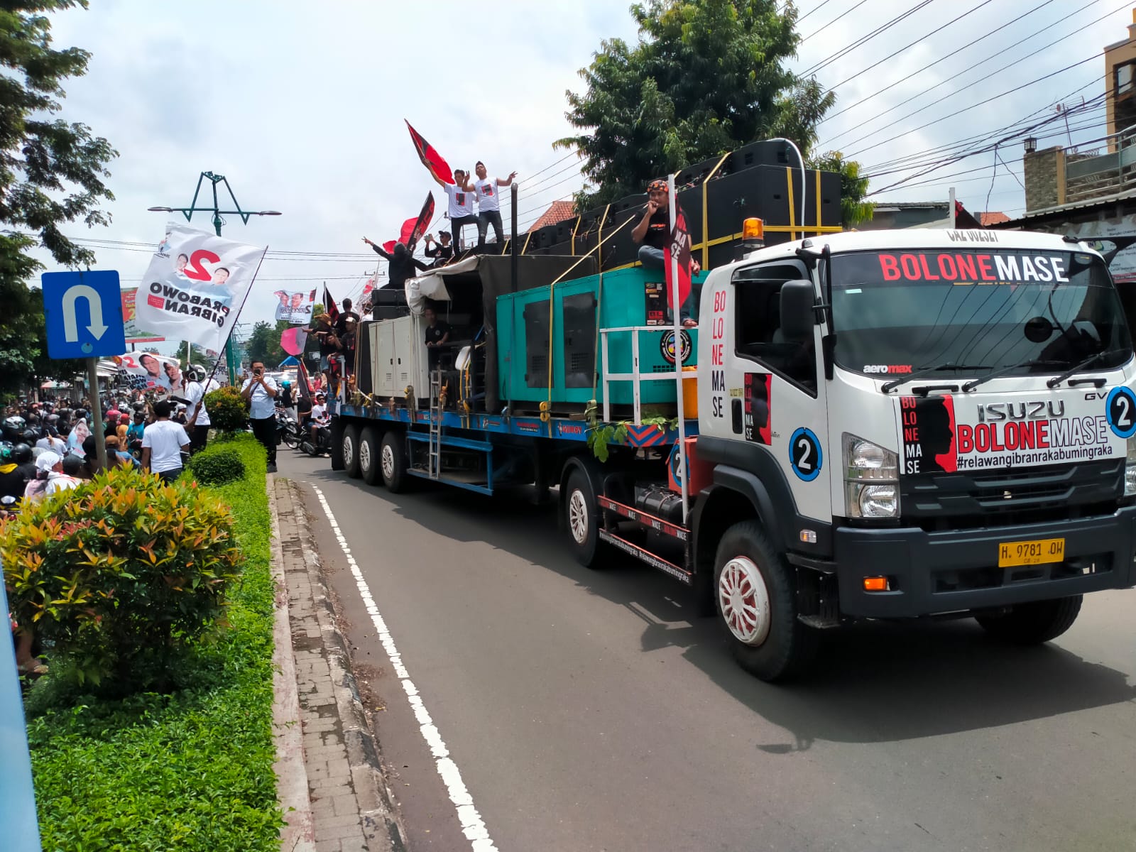 KONVOI: Roadshow Carreta Indonesia Canvassing Truk Trailer Sound Music saat melintas di jalanan kawasan Bebekan, Kedungwuni, Kabupaten Pekalongan, Rabu (7/2/2024).