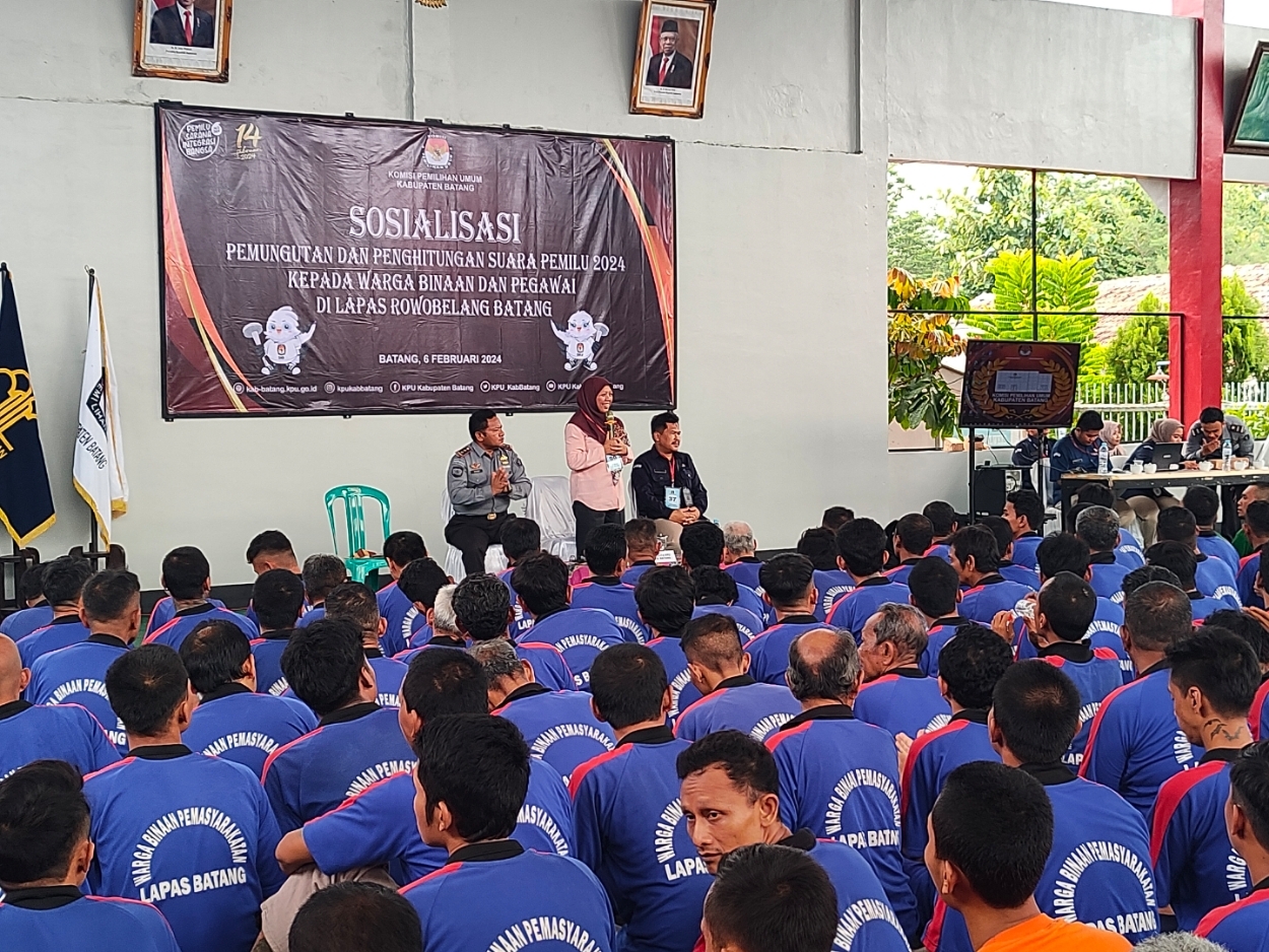 SOSIALISASI: Para warga binaan permasyarakatan Lapas Batang saat mendapatkan sosialisasi dari KPU Kabupaten Batang. (Riyan Fadli Jawa Pos Metro Pekalongan)