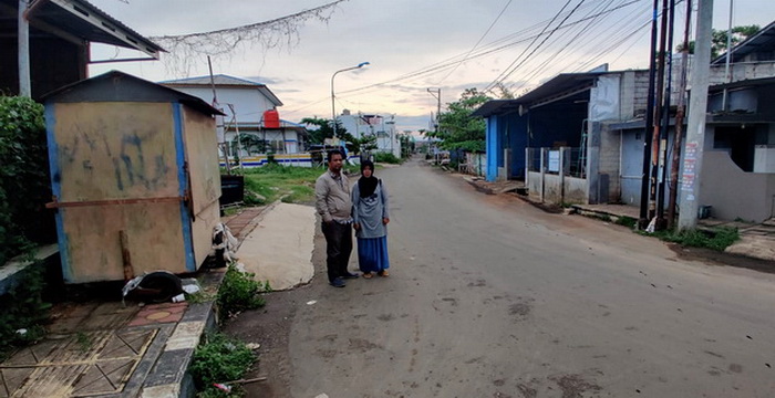 TUNJUKKAN : Warga Kota Pekalongan menunjukkan lokasi tanah pribadi yang dijadikan jalan oleh Pemkot Pekalongan tanpa ganti rugi.