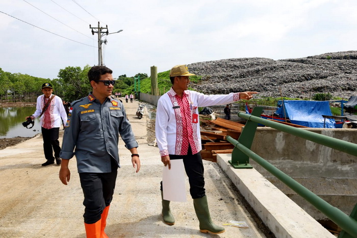 TINJAU TPA : Wali Kota Pekalongan HA Afzan Arslan Djunaid saat meninjau TPA Degayu yang rencananya akan dibangun fasilitas pengolahan sampah di sisa lahan.