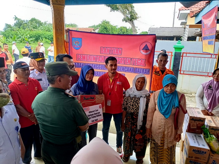 BANTUAN: Tim Alfamart saat serhakan bantuan kepada warga korban puting beliung di Kabupaten Tegal, pada Rabu (7/2/2024).