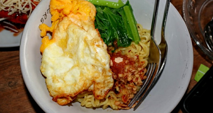 SEDAP : Penyajian mi instan dengan tambahan protein dan sayur menjadi lebih sedap dan sehat.