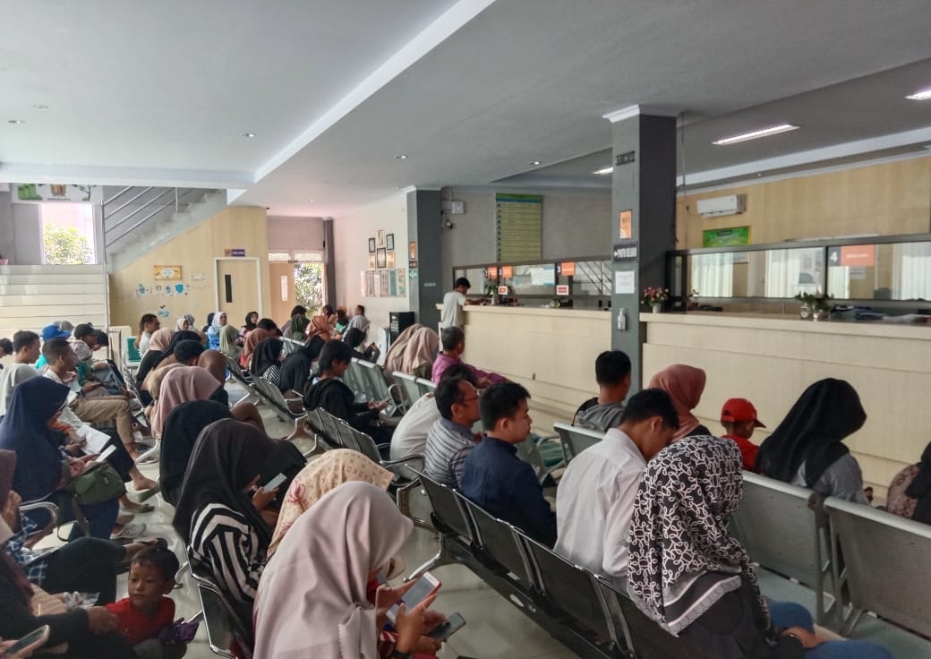 TETAP BUKA: Suasana antrean di kantor Dindukcapil Kabupaten Pekalongan saat tanggal merah, Kamis (8/2/2024).