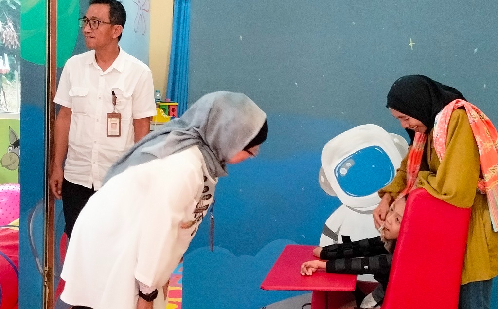 PERMUDAH LAYANAN : Pj Bupati Batang Lani Dwi Rekjeki saat meresmikan pusat layanan terapi disabilitas di Kabupaten Batang.