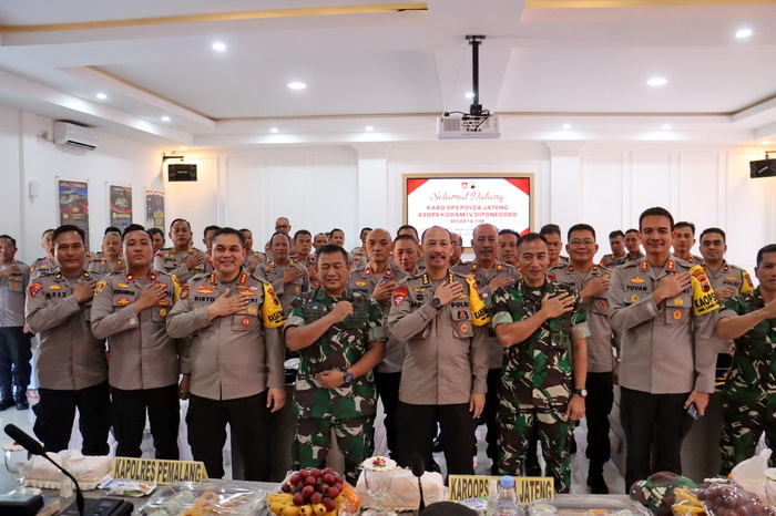 KOORDINASI: Anggota Polres Pemalang, Polres Pekalongan, Polres Pekalongan Kota dan Kodim 0711 Pemalang saat mengikuti arahan dari Polda dan Kodam Jateng, Kamis (8/2/2024).