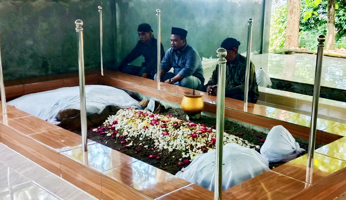 ZIARAH: Warga saat ziarah di Makam Wali Subuh atau Syekh Abdurrohman Subkhi di Desa Sentul Gringsing Batang.