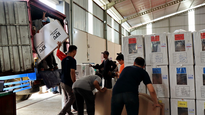 ANGKUT: Sejumlah pekerja saat mengangkut logistik pemilu, untuk mendistribusikan logistuk Pemilu, di Gudang KPU Kota Pekalongan, Sabtu (10/2/2024).