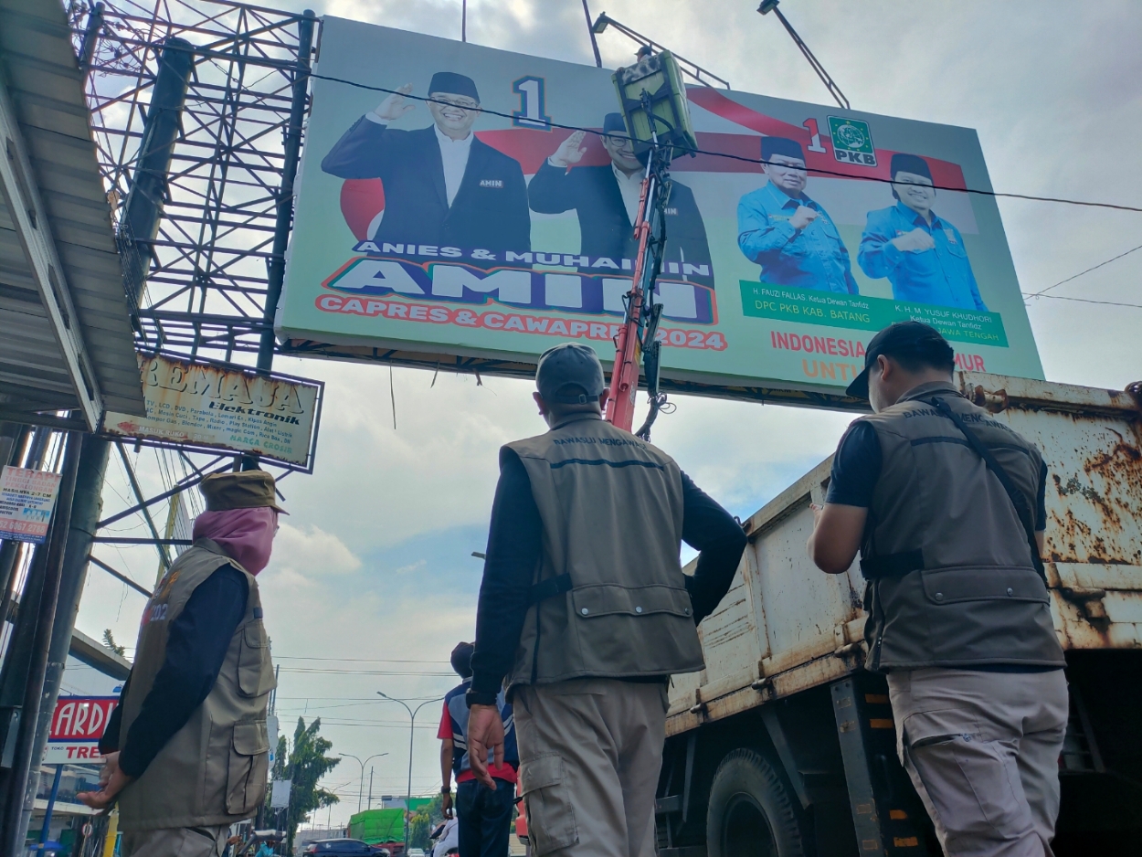 COPOT PAKSA: Petugas saat melakukan pencopotan reklame di Jalan Pantura Kabupaten Batang. (Riyan Fadli/Jawa Pos Metro Pekalongan)