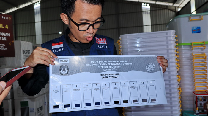 TUNJUKKAN: Ketua Ketua KPU Kota Pekalongan, Fajar Randi Yogananda, tunjukkan contoh surat suara braile untuk tuna netra di Gudang KPU, Minggu (11/2/2024).