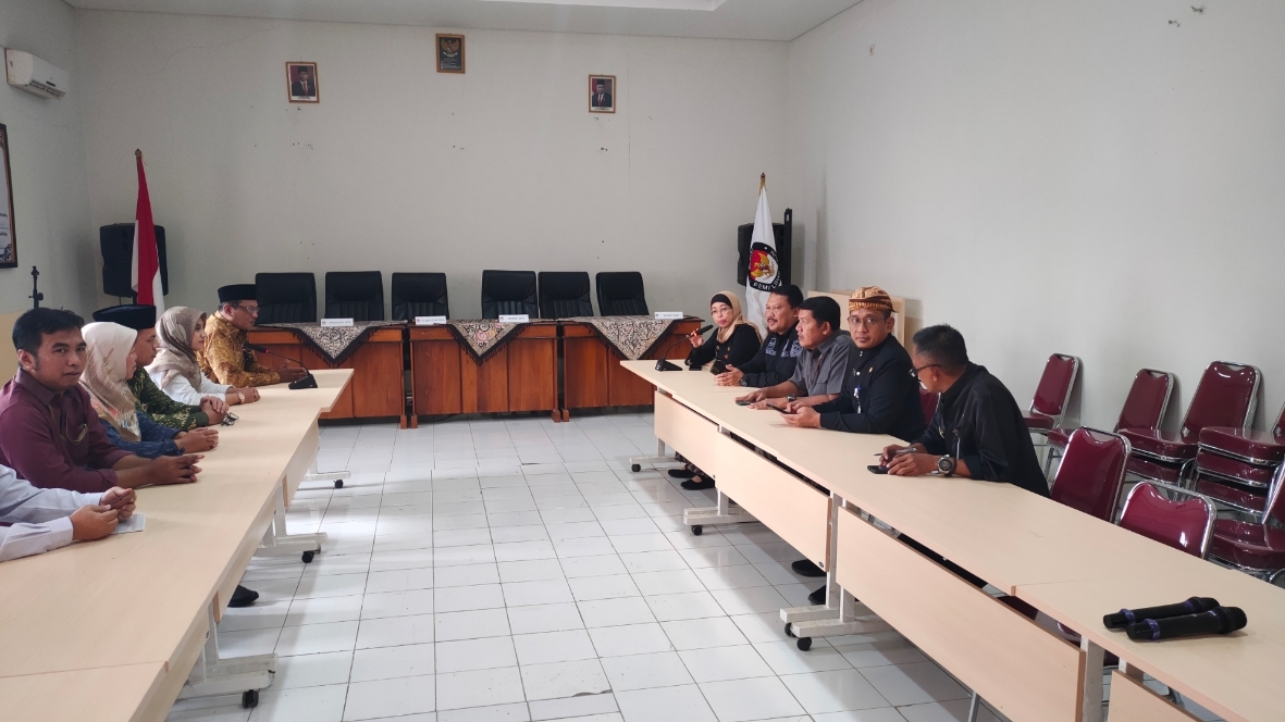 Pj Bupati Batang Lani Dwi Rejeki mendatangi Kantor KPU Batang untuk memastikan kesiapan Pemilu 2024. (Riyan Fadli, Jawa Pos Metro Pekalongan)