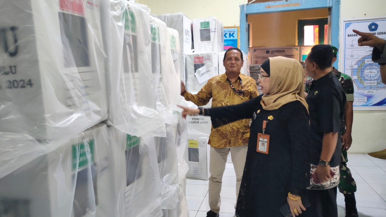 TINJAU LOGISTIK: Pj Bupati Batang Lani Dwi Rejeki meninjau gudang penyimpanan logistik Pemilu di Kantor PPK Kecamatan Limpung, Senin 12 Februari 2024. (Riyan Fadli, Jawa Pos Metro Pekalongan)