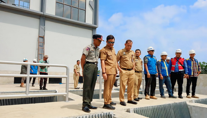 TINJAU STASIUN POMPA : Wali Kota Pekalongan HA Afzan Arslan Djunaid didampingi DPUPR, Bappeda, dan BBWS, saat melakukan monitoring operasional tiga stasiun pompa baru, Senin 12 Februari 2024.