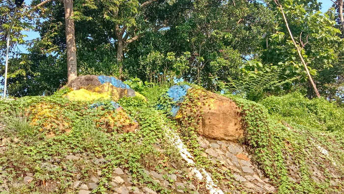 TANDAI LOKASI : Penampakan Watu Rumpuk di tebing dengan berbagai ukuran. Untuk membedakan dan sebagai penanda dengan batu lain, dicat warna-warni.