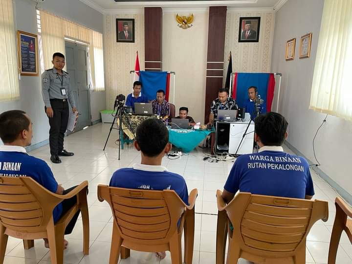 JELANG PEMILU: Warga binaan Rutan Kelas II A Pekalongan asal Kabupaten Pekalongan saat difasilitasi mengurus KTP.