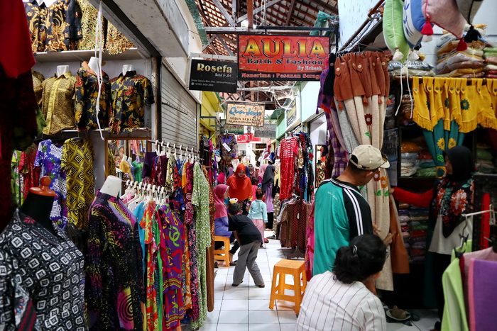 BELANJA BATIK : Sejumlah konsumen belanja batik di Pasar Grosir Batik Setono Kota Pekalongan.
