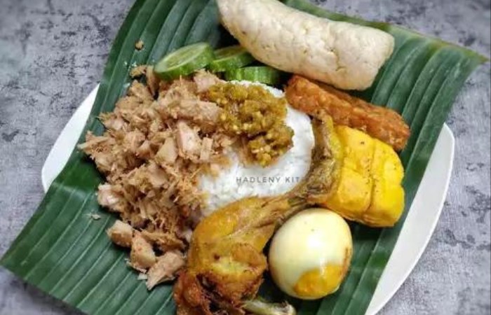 MAK NYOS : Menu Nasi Megono dengan topping lengkap siap disantap.
